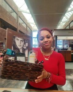学生Ameenah佩雷斯拿着她赢得的美术用品篮子